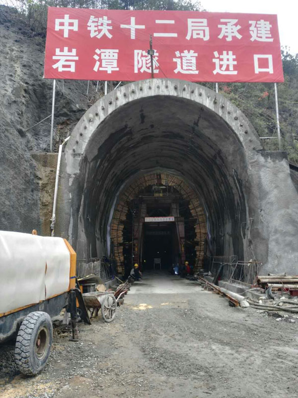 公司臺車，中鐵十二局巖潭鐵路隧道項目工地